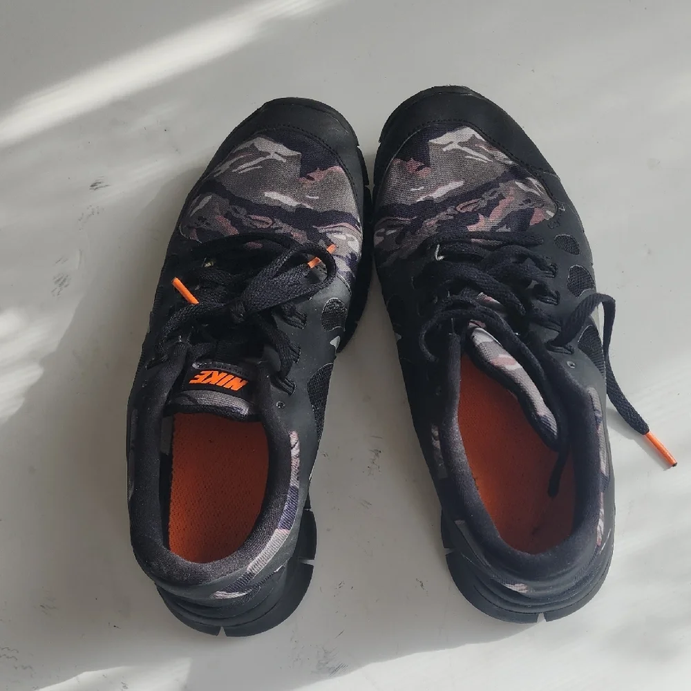 Nike Kids Sneakers Black and Orange - Picture 3 of 8